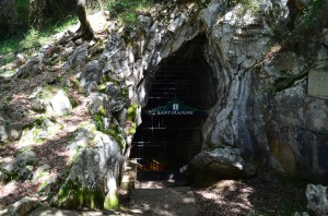 Entrada a la Cueva de Santimamiñe